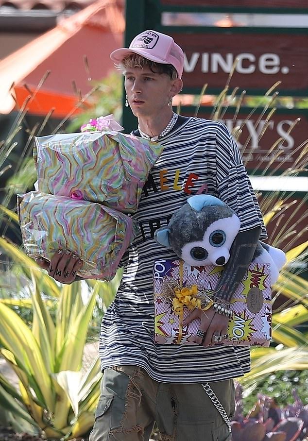 Machine Gun Kelly вышел из магазина игрушек в Малибу во вторник и купил кому-то подарок