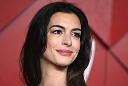 Энн Хэтэуэй раскрывает секрет пухлых губ