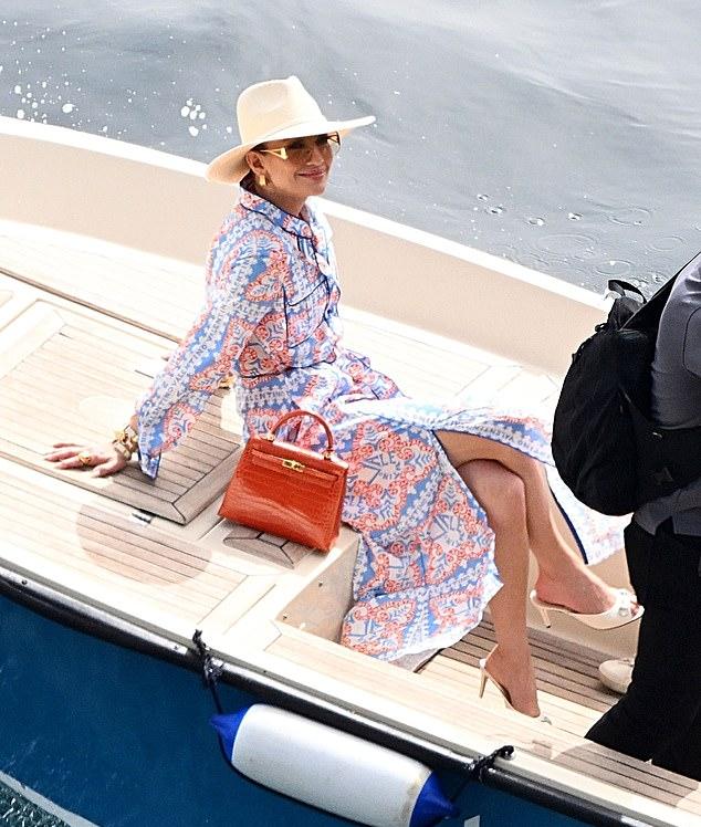 Далеко от слухов: Дженнифер Лопес наслаждается отдыхом в Италии