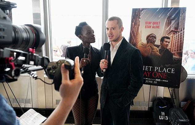 По сообщению Paramount Pictures, сюжет фильма таков: «Когда Нью-Йорк подвергается атаке инопланетян, женщина и другие выжившие ищут способ спастись. Они быстро понимают, что должны соблюдать абсолютное молчание, так как таинственные существа реагируют на малейший звук».