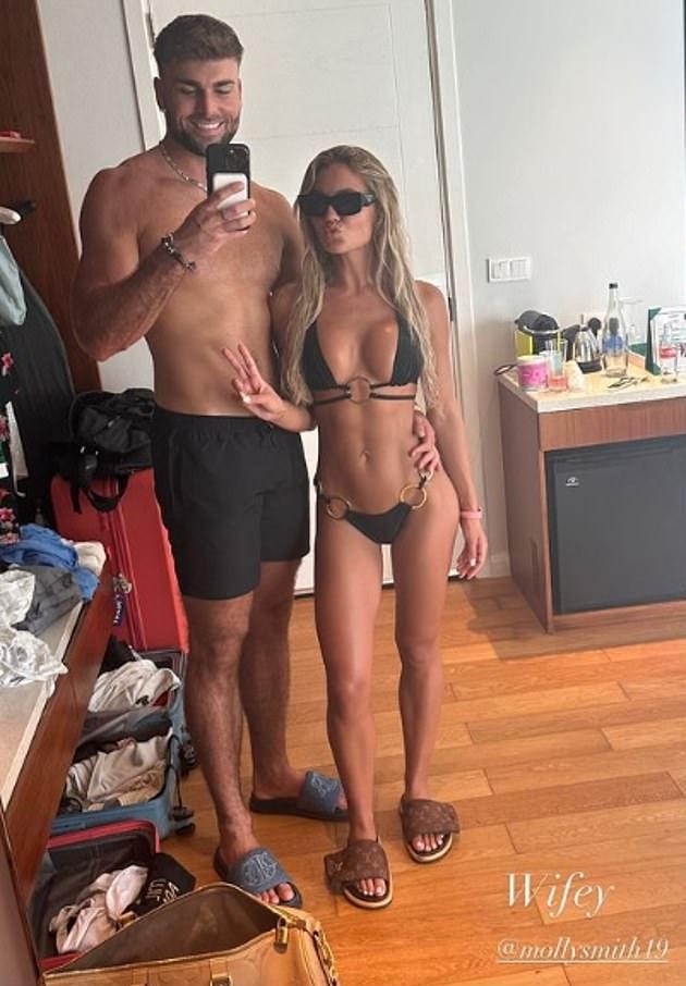 Молли Смит и Том Клэр из "Love Island"