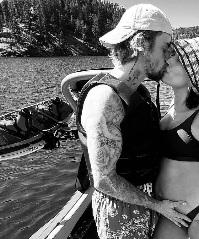 Джастин Бибер показал подросший живот беременной Хейли