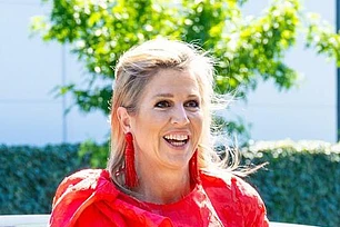 Королева Максима в ярком летнем образе посетила Фрисландию