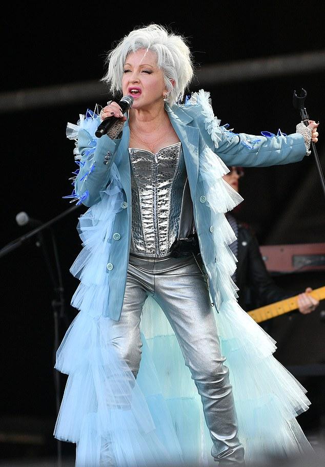 Выступление Синди Лопер на фестивале Гластонбери в субботу подверглось критике из-за проблем со звуком