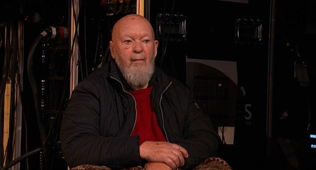 88-летний сэр Майкл получил от поп-звезды серенаду, и тот сказал толпе, что он "настоящая, полная, 100-процентная легенда". Ему спели "мы просто хотим поблагодарить вас".