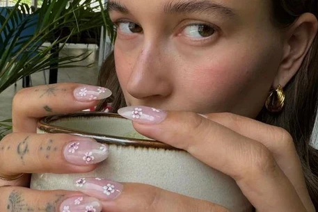 Как сделать маникюр как у Хейли Бибер в стиле цветущей вишни