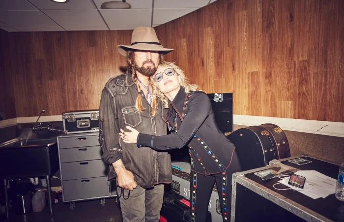 Билли Рэй Сайрус «невероятно гордится» своей дочерью Майли Сайрус на фоне слухов об их размолвке