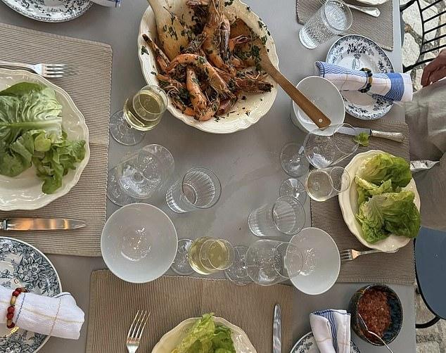 Эмилия и ее товарищи наслаждались вкусным салатом из креветок, попивая при этом вино.