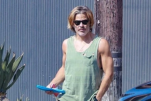 Крис Пайн продемонстрировал отличную форму на прогулке в Лос-Анджелесе