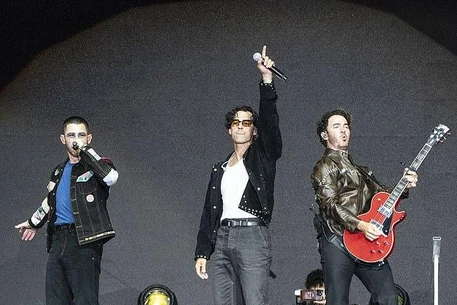 Джо Джонас выглядел как настоящая рок-звезда во время выступления в субботу