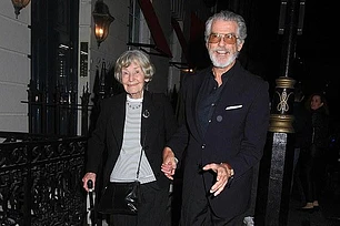 Пирс Броснан с матерью посетили закрытый клуб в Лондоне