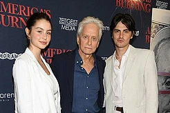 Майкл Дуглас посетил премьеру фильма «Пылающая Америка» в Нью-Йорке