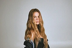 Хлои Кардашьян в новой джинсовой коллекции