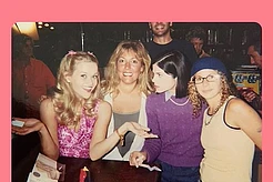 Риз Уизерспун празднует 23-летие фильма «Блондинка в законе»