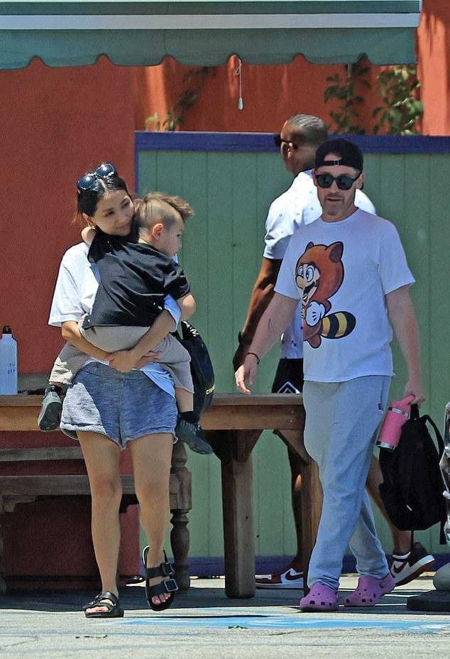 Маколей Калкин и Бренда Сонг вышли на прогулку с сыном в Лос-Анджелесе