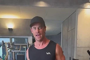 Крис Хемсворт в очередной раз подтвердил свой статус супергероя, продемонстрировав завидные бицепсы во время тренировки рук во вторник