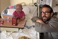 Райан Рейнольдс почтил память юной звезды TikTok, которую навестил в больнице в прошлом году