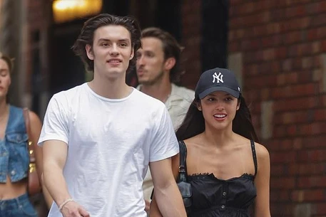 Оливия Родриго и ее бойфренд Луис Партридж не скрывали чувств во время прогулки по Нью-Йорку