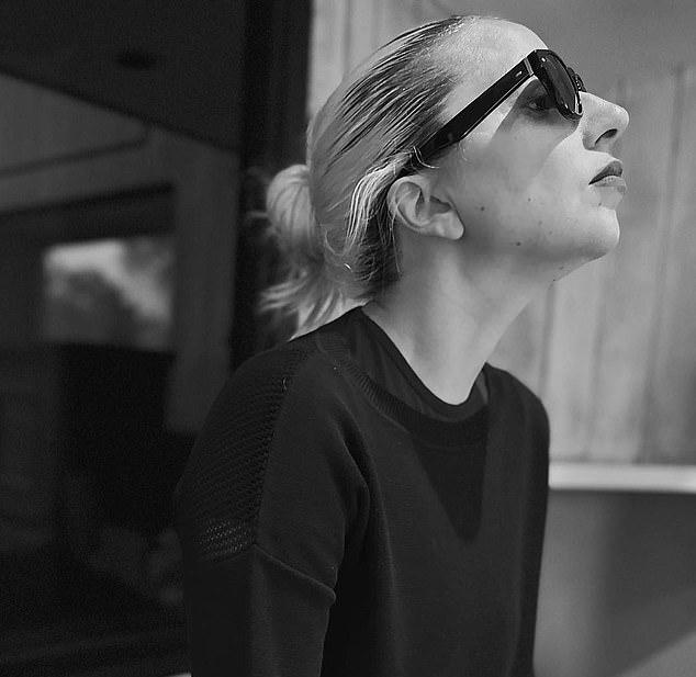 Исполнительница хита Paparazzi свела с ума фанатов, написав, что с нетерпением ждет выхода своей новой песни