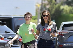 Дженнифер Гарнер провела время с сыном на фоне слухов о проблемах в браке Бена Аффлека и Дженнифер Лопес