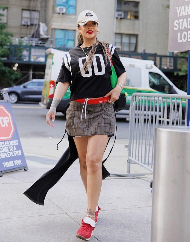 Рианна на футбольном матче: стильный образ и откровения о материнстве