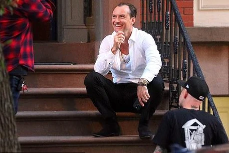 Джуд Лоу на съемках сериала «Черный кролик»