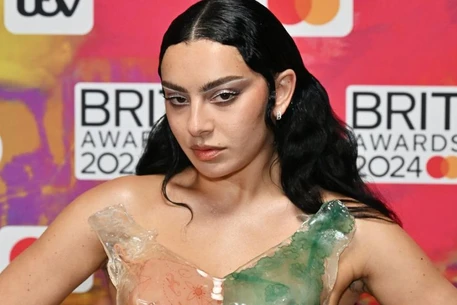 Чарли XCX в новой кампании SKIMS Ким Кардашьян