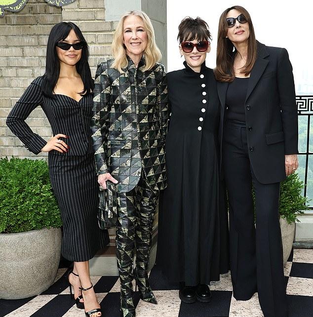 В прошлые выходные Дженна Ортега позировала в костюме Dolce & Gabbana на фотосессии Beetlejuice. На фото с ней коллеги: Кэтрин О'Хара, Вайнона Райдер и Моника Беллуччи.