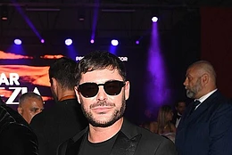 Зак Эфрон стильно появился на гала-вечере amfAR