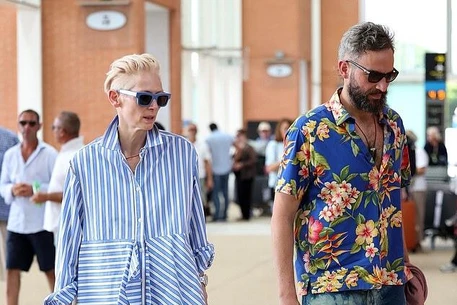 Тильда Суинтон с партнером на Венецианском кинофестивале