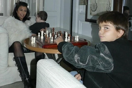 Кортни Кардашьян растрогала поклонников редкими снимками сыновей