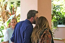 Тяжелая встреча: Бен Аффлек и Дженнифер Лопес встретились впервые после заявления о разводе