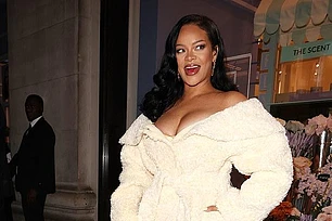 Рианна приковала к себе все взгляды в белом пальто-халате на запуске Fenty Hair