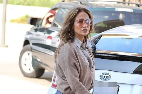 Дженнифер Лопес в непринужденном образе на встрече в Лос-Анджелесе — спустя несколько дней после воссоединения с Беном Аффлеком