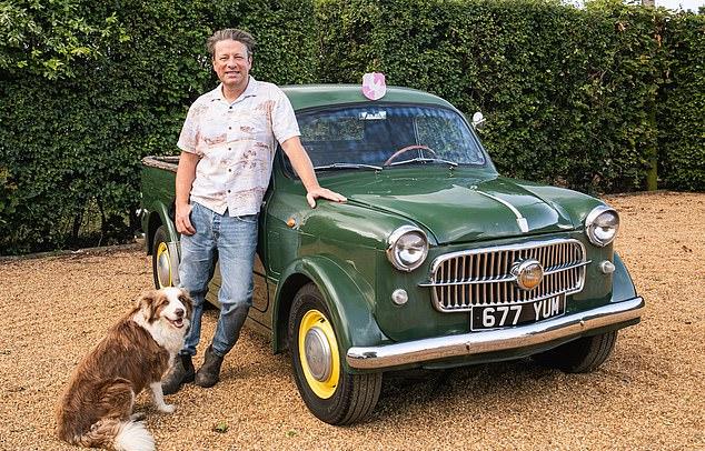 Джейми Оливер позирует со своим FIAT 1100/103 серии 1955 года