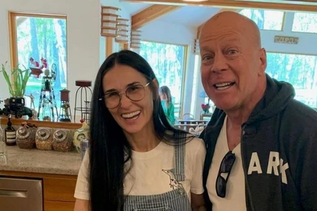 Деми Мур старается не жить прошлым, навещая Брюса Уиллиса