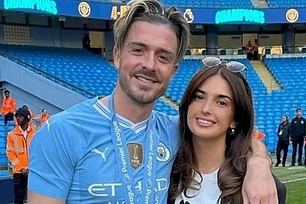 Звезда «Манчестер Сити» Джек Грилиш позирует с беременной подругой Сашей Этвуд