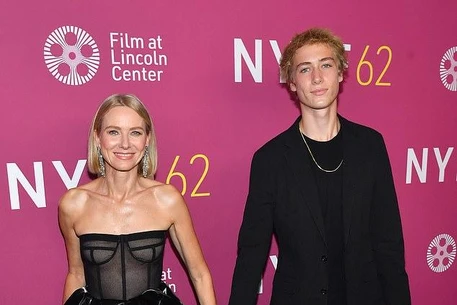 Старший сын Наоми Уоттс, Александр, трогательно держал ее за руку на Нью-Йоркском кинофестивале