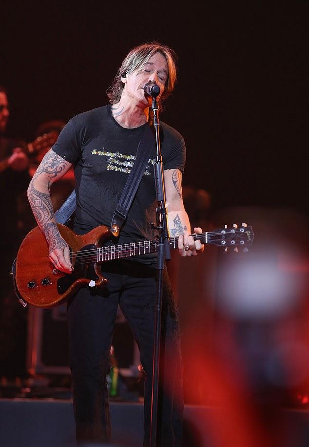 А ещё он выбрал ярко-красную гитару Gibson Les Paul Jr через плечо.