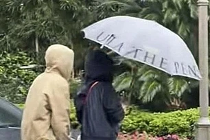 Рианна и A$AP Rocky борются с дождем в Шанхае