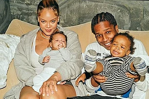 Рианна приковала к себе взгляды в облегающем красном комбинезоне с глубоким декольте в Шанхае