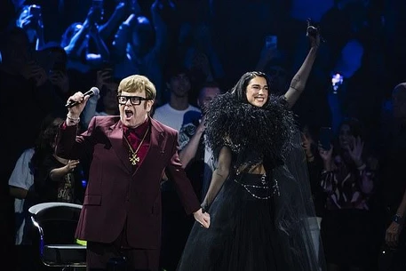 Дуа Липа взбудоражила поклонников серией пикантных снимков