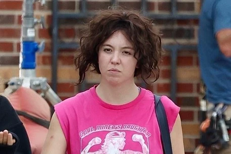 Сидни Суини до неузнаваемости преобразилась на съемочной площадке в Гастонии