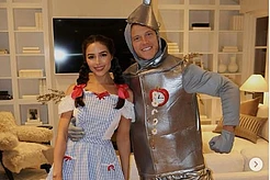 Оливия Калпо и Кристиан Маккэффри в эпичных парных костюмах на Хэллоуин