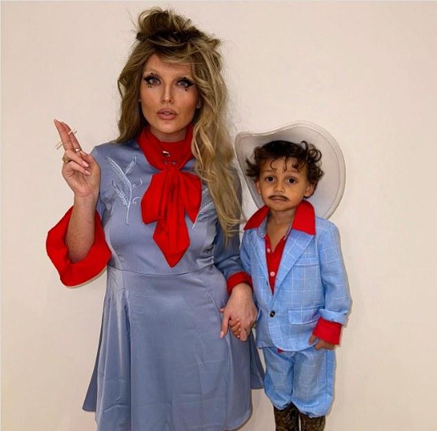 Перри Эдвардс и её трёхлетний сын Аксель перевоплотились в Леди Гагу и Бруно Марса на Хэллоуин