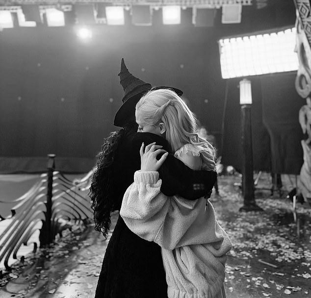Певица, исполняющая роль Доброй Ведьмы Севера Глинды в мюзикле «Злая», недавно поделилась черно-белым фото с коллегой Синтией Эриво