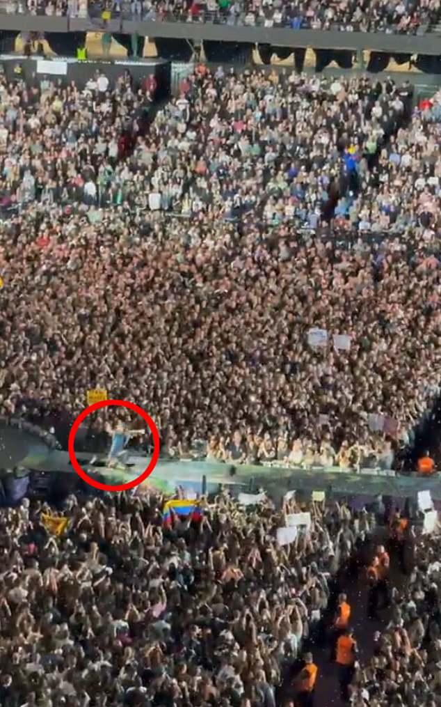 Вокалист Coldplay выступал на четвертом и последнем концерте в Мельбурне во время тура Music of the Spheres, когда споткнулся и упал перед публикой на стадионе Marvel.