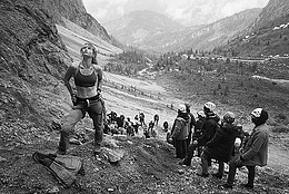 Лили Джеймс покоряет смертельно опасные вершины в новом фильме, принимая эстафету у легенды киноэкрана