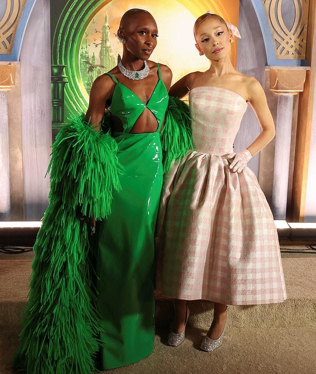Внешний вид Арианы Гранде на красной дорожке "Wicked" вызвал беспокойство. На фото: с актрисой Синтией Эриво