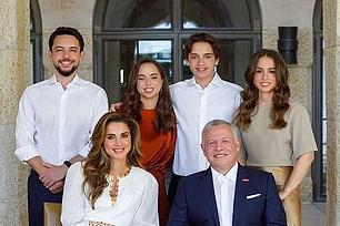 Королева Рания в эффектном чёрном костюме